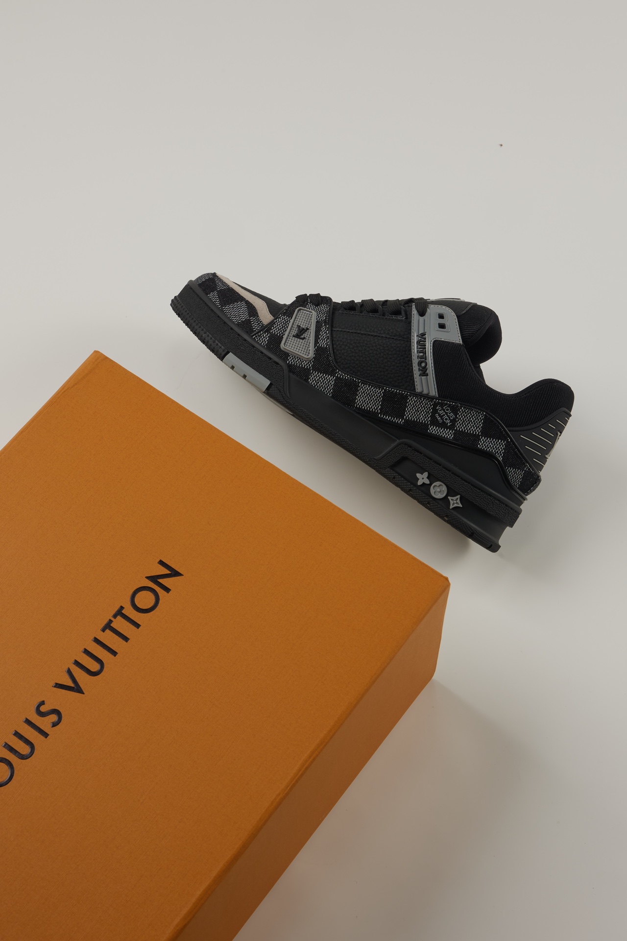 Louis Vuitton 1，面料：Damier 丹宁布和头层皮，鞋舌、侧面和后部饰有 LV 字母