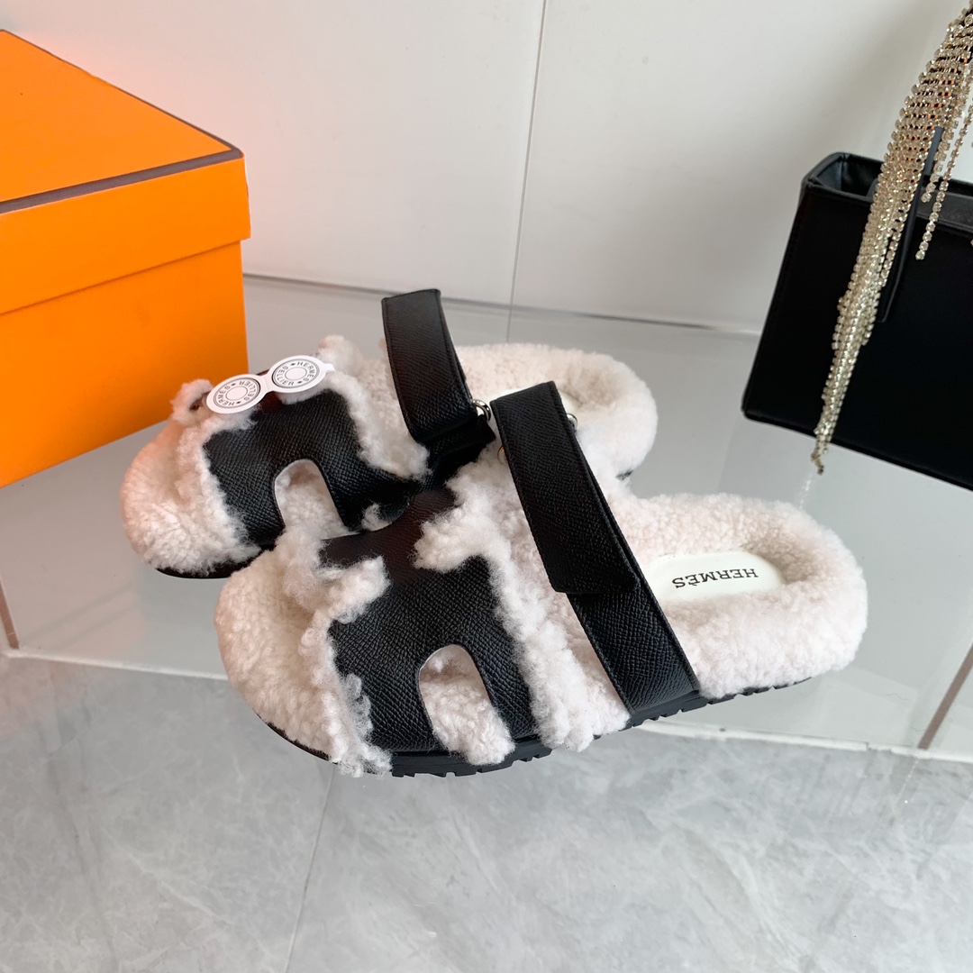 Hermès 2⃣ 3⃣ Hermes的一波惊喜爱马仕毛拖妥妥的 款 轻奢 hermes泰迪毛拖真的软软糯糯超美