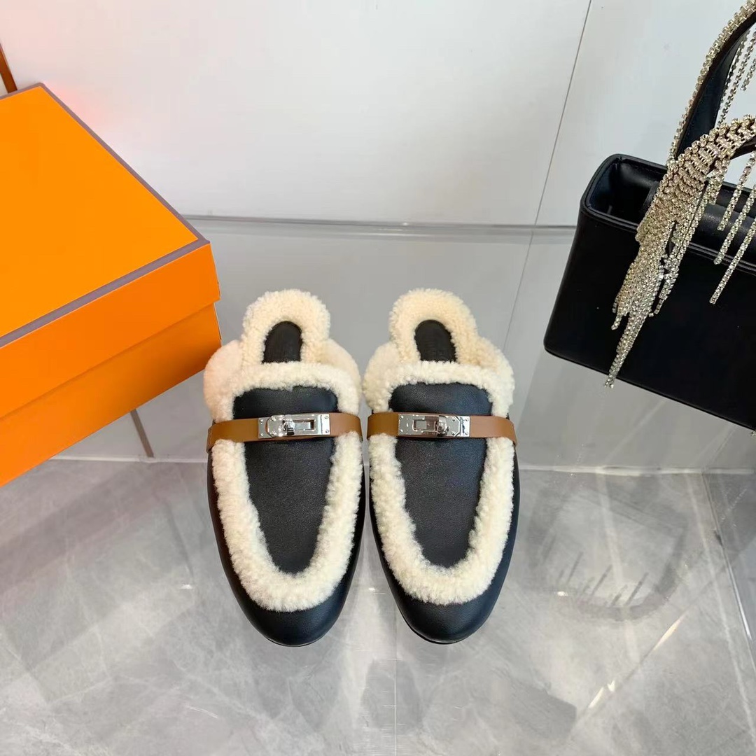 NO:560639,Hermès herme…s fw25new arrival~ H family autumn and winter high cashmere kelly half-slippers, good-looking, easy to wear and high-end, a must-have item for autumn and winter. Made of fur, original cowhide sole imported from Italy, top quality 35-42 (40, 41, 42, non-refundable, non-exchangeable), 3 color options, half-shoes, hermes, hermes, cowhide19860909爱马仕herme…s fw25new arrival～ H家秋冬高羊绒kelly半拖 好看好穿还高级,秋冬决绝子单品 皮毛一体材质,原版意大利进口牛皮底 顶级精品35-42（40 41 42定不退不换)3色选,半拖毛毛鞋,hermes,hermes,cowhide,Women's Shoes