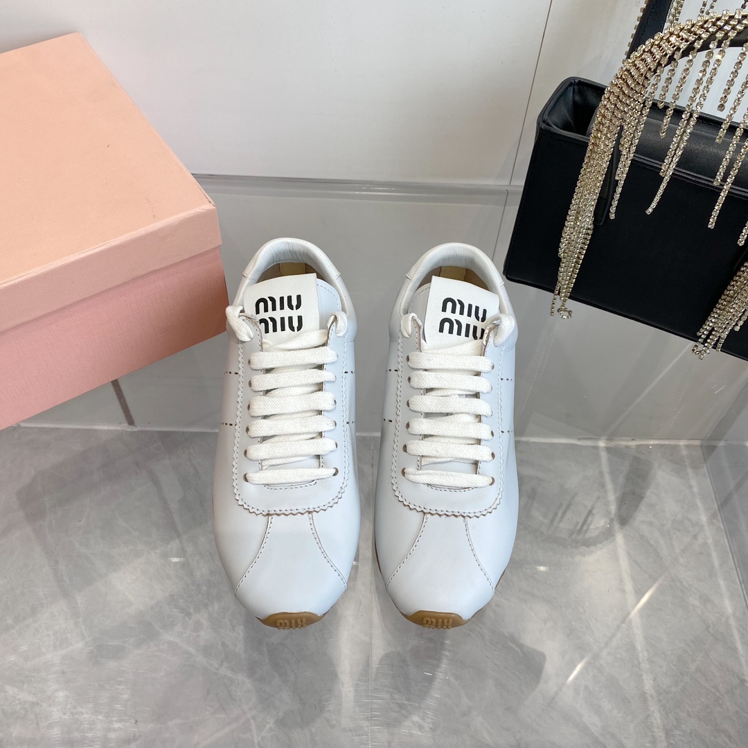 NO:246533,MiuMiu 2024 spring and summer new style, dirty white shoes, especially comfortable to wear, breathable, simple and retro, fashionable, imported delicate velvet material, sheepskin lining, rubber outsole, soft, sisters, hurry up and buy it Size:#35-41 (40 custom made, non-return and exchange), casual shoes/sports shoes, miumiu, sneakers, sheepskin19860909MiuMiu 缪缪2024春夏新款 脏脏小白鞋 上脚特别舒适 透气 简单复古时尚 进口细腻牛绒材质 羊皮内里 橡胶大底 软软的 各位姐妹赶紧入手 Size:#35-41（40 定做不退换）,休闲鞋/运动鞋,miumiu,sneakers,sheepskin,Women's Shoes