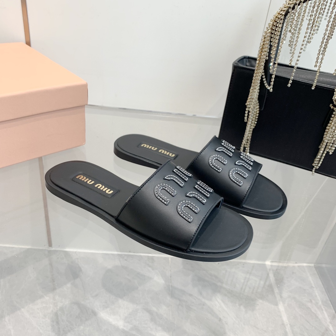P260代购级
Miu Miu2024春夏系列拉菲草编织皮质Logo半拖 Zp开发 

原版拆卸 对版 秒杀市面版本 Miu夏日风情 真的太少女啦！小羊皮超级软糯 喜欢可以冲了！

鞋面：拉菲草 （原版做法.原版走线）内里：牛皮 鞋底：原版高密度真皮大底➕真皮沿条

Size：35-42（40.41.42 定做不退换）