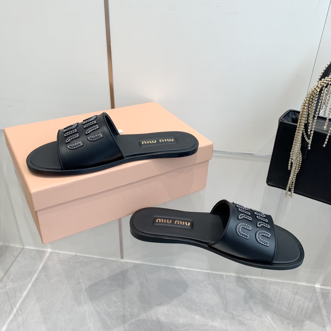 P260代购级
Miu Miu2024春夏系列拉菲草编织皮质Logo半拖 Zp开发 

原版拆卸 对版 秒杀市面版本 Miu夏日风情 真的太少女啦！小羊皮超级软糯 喜欢可以冲了！

鞋面：拉菲草 （原版做法.原版走线）内里：牛皮 鞋底：原版高密度真皮大底➕真皮沿条

Size：35-42（40.41.42 定做不退换）