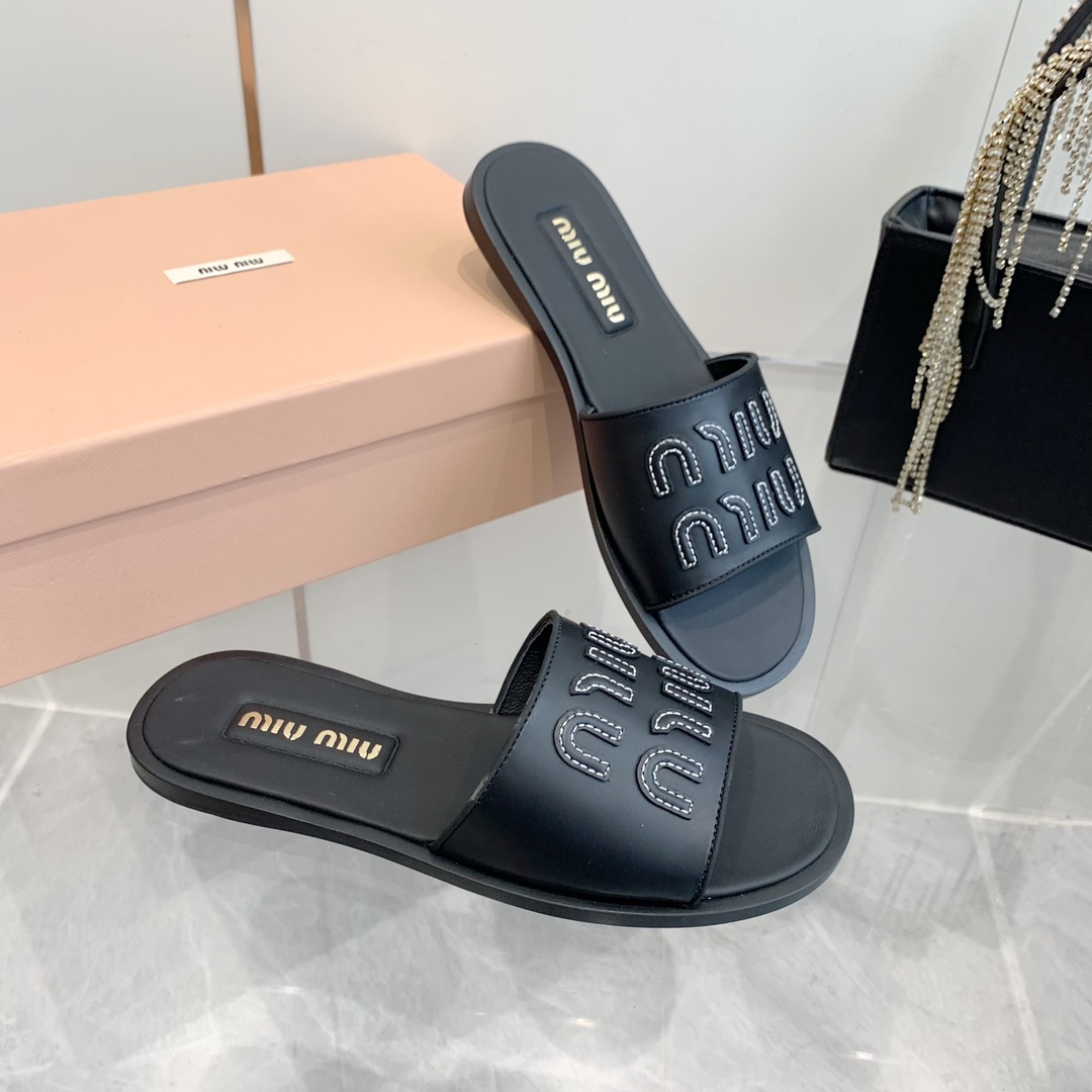 P260代购级
Miu Miu2024春夏系列拉菲草编织皮质Logo半拖 Zp开发 

原版拆卸 对版 秒杀市面版本 Miu夏日风情 真的太少女啦！小羊皮超级软糯 喜欢可以冲了！

鞋面：拉菲草 （原版做法.原版走线）内里：牛皮 鞋底：原版高密度真皮大底➕真皮沿条

Size：35-42（40.41.42 定做不退换）