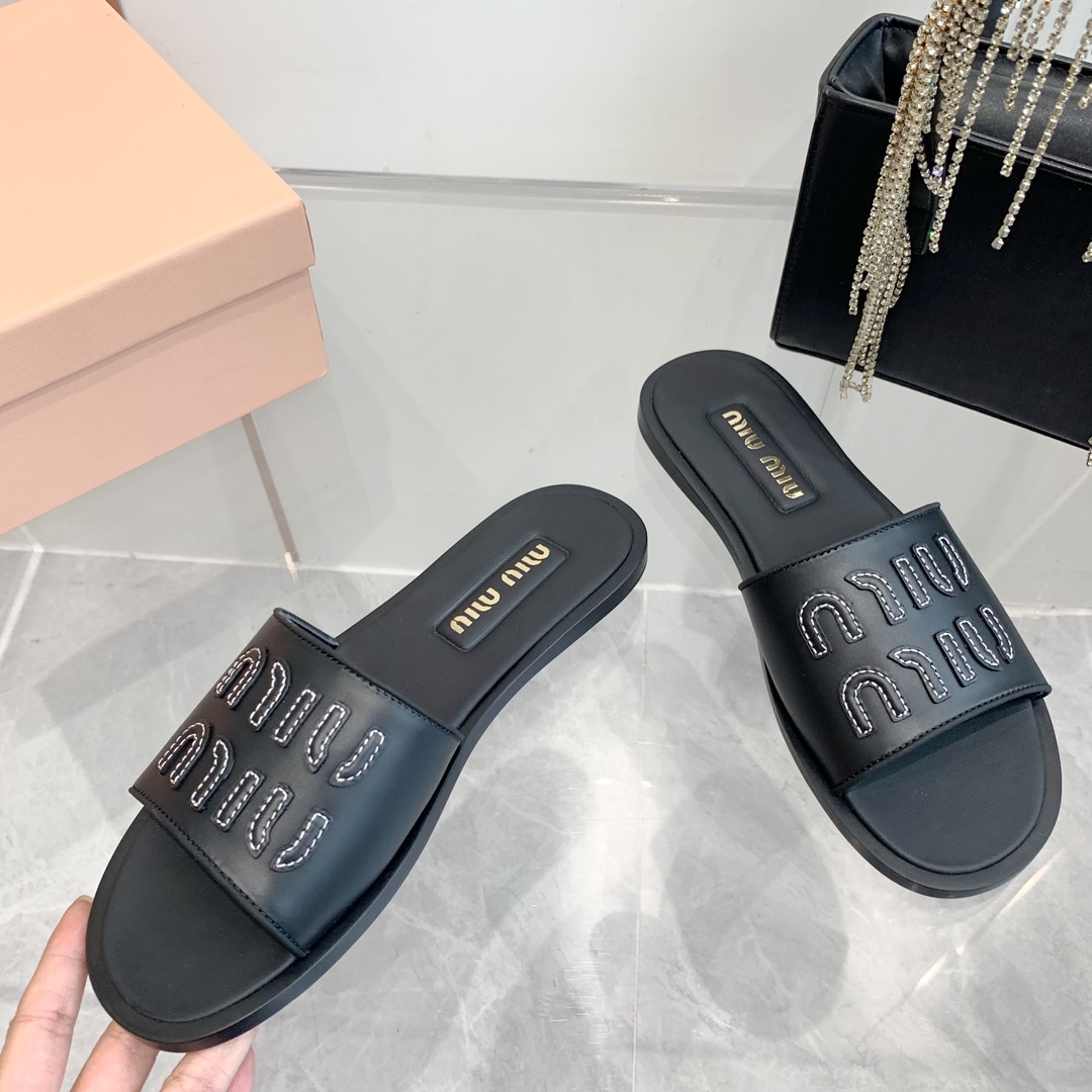 P260代购级
Miu Miu2024春夏系列拉菲草编织皮质Logo半拖 Zp开发 

原版拆卸 对版 秒杀市面版本 Miu夏日风情 真的太少女啦！小羊皮超级软糯 喜欢可以冲了！

鞋面：拉菲草 （原版做法.原版走线）内里：牛皮 鞋底：原版高密度真皮大底➕真皮沿条

Size：35-42（40.41.42 定做不退换）