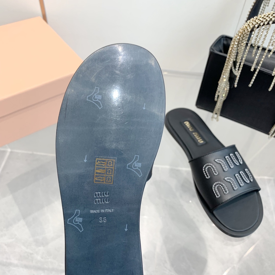 P260代购级
Miu Miu2024春夏系列拉菲草编织皮质Logo半拖 Zp开发 

原版拆卸 对版 秒杀市面版本 Miu夏日风情 真的太少女啦！小羊皮超级软糯 喜欢可以冲了！

鞋面：拉菲草 （原版做法.原版走线）内里：牛皮 鞋底：原版高密度真皮大底➕真皮沿条

Size：35-42（40.41.42 定做不退换）