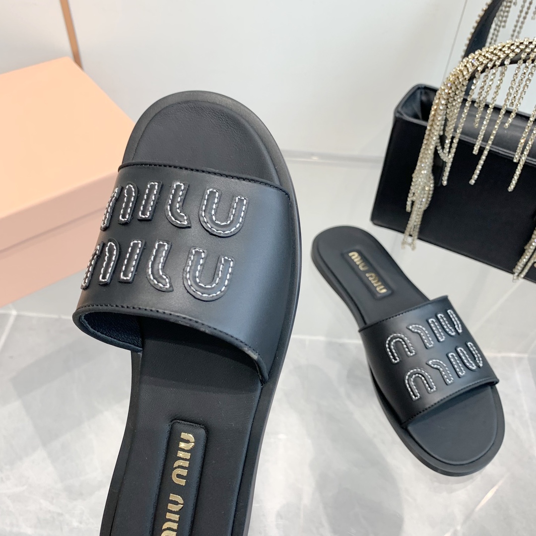 P260代购级
Miu Miu2024春夏系列拉菲草编织皮质Logo半拖 Zp开发 

原版拆卸 对版 秒杀市面版本 Miu夏日风情 真的太少女啦！小羊皮超级软糯 喜欢可以冲了！

鞋面：拉菲草 （原版做法.原版走线）内里：牛皮 鞋底：原版高密度真皮大底➕真皮沿条

Size：35-42（40.41.42 定做不退换）