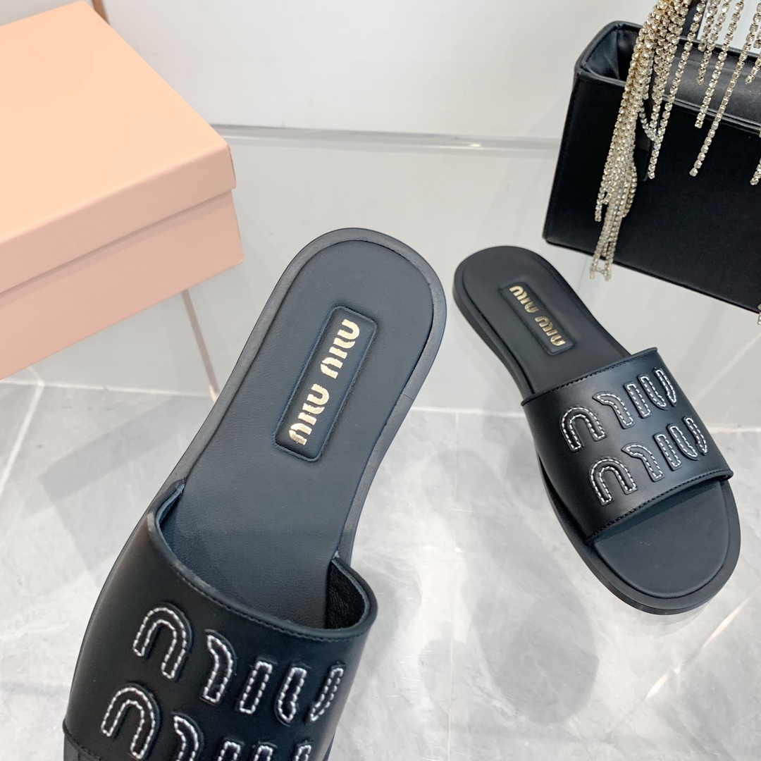 P260代购级
Miu Miu2024春夏系列拉菲草编织皮质Logo半拖 Zp开发 

原版拆卸 对版 秒杀市面版本 Miu夏日风情 真的太少女啦！小羊皮超级软糯 喜欢可以冲了！

鞋面：拉菲草 （原版做法.原版走线）内里：牛皮 鞋底：原版高密度真皮大底➕真皮沿条

Size：35-42（40.41.42 定做不退换）