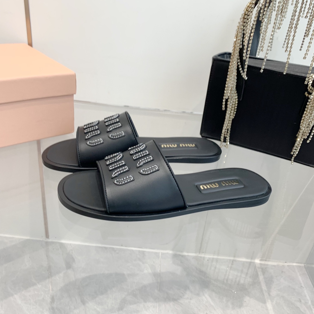 P260代购级
Miu Miu2024春夏系列拉菲草编织皮质Logo半拖 Zp开发 

原版拆卸 对版 秒杀市面版本 Miu夏日风情 真的太少女啦！小羊皮超级软糯 喜欢可以冲了！

鞋面：拉菲草 （原版做法.原版走线）内里：牛皮 鞋底：原版高密度真皮大底➕真皮沿条

Size：35-42（40.41.42 定做不退换）