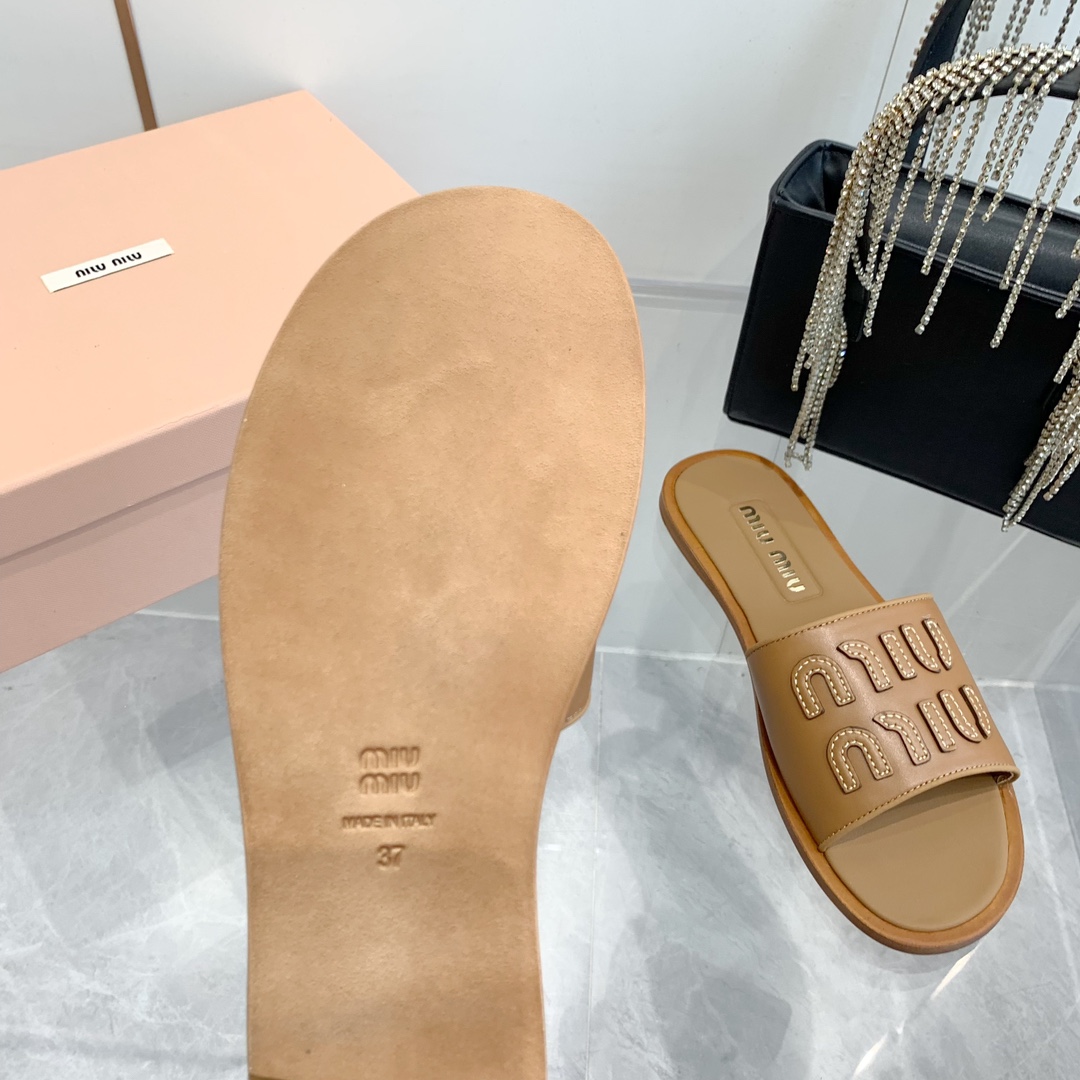 P260代购级
Miu Miu2024春夏系列拉菲草编织皮质Logo半拖 Zp开发 

原版拆卸 对版 秒杀市面版本 Miu夏日风情 真的太少女啦！小羊皮超级软糯 喜欢可以冲了！

鞋面：拉菲草 （原版做法.原版走线）内里：牛皮 鞋底：原版高密度真皮大底➕真皮沿条

Size：35-42（40.41.42 定做不退换）