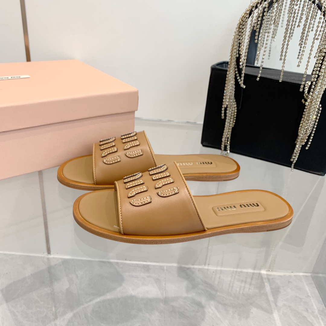 P260代购级
Miu Miu2024春夏系列拉菲草编织皮质Logo半拖 Zp开发 

原版拆卸 对版 秒杀市面版本 Miu夏日风情 真的太少女啦！小羊皮超级软糯 喜欢可以冲了！

鞋面：拉菲草 （原版做法.原版走线）内里：牛皮 鞋底：原版高密度真皮大底➕真皮沿条

Size：35-42（40.41.42 定做不退换）