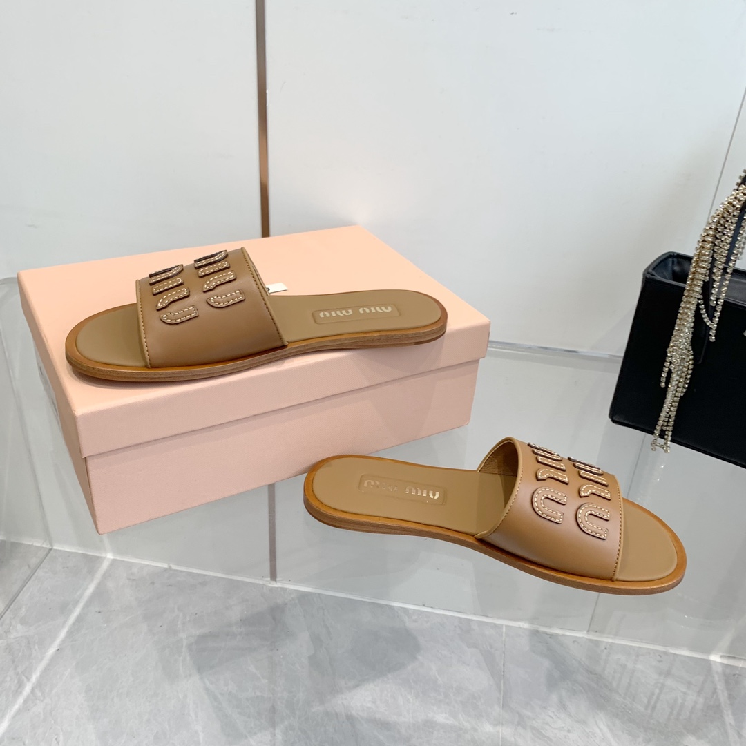 P260代购级
Miu Miu2024春夏系列拉菲草编织皮质Logo半拖 Zp开发 

原版拆卸 对版 秒杀市面版本 Miu夏日风情 真的太少女啦！小羊皮超级软糯 喜欢可以冲了！

鞋面：拉菲草 （原版做法.原版走线）内里：牛皮 鞋底：原版高密度真皮大底➕真皮沿条

Size：35-42（40.41.42 定做不退换）