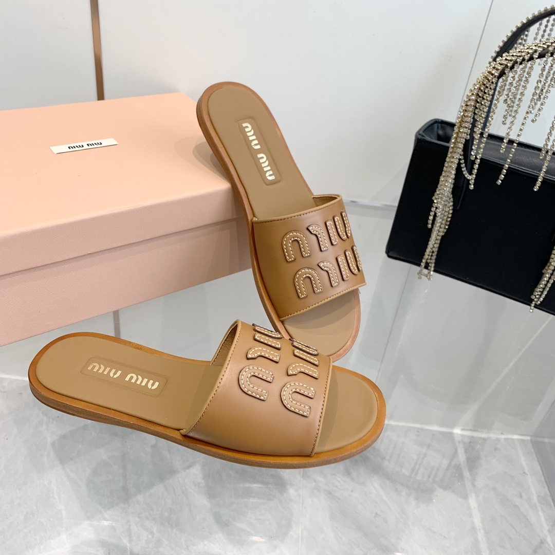 P260代购级
Miu Miu2024春夏系列拉菲草编织皮质Logo半拖 Zp开发 

原版拆卸 对版 秒杀市面版本 Miu夏日风情 真的太少女啦！小羊皮超级软糯 喜欢可以冲了！

鞋面：拉菲草 （原版做法.原版走线）内里：牛皮 鞋底：原版高密度真皮大底➕真皮沿条

Size：35-42（40.41.42 定做不退换）