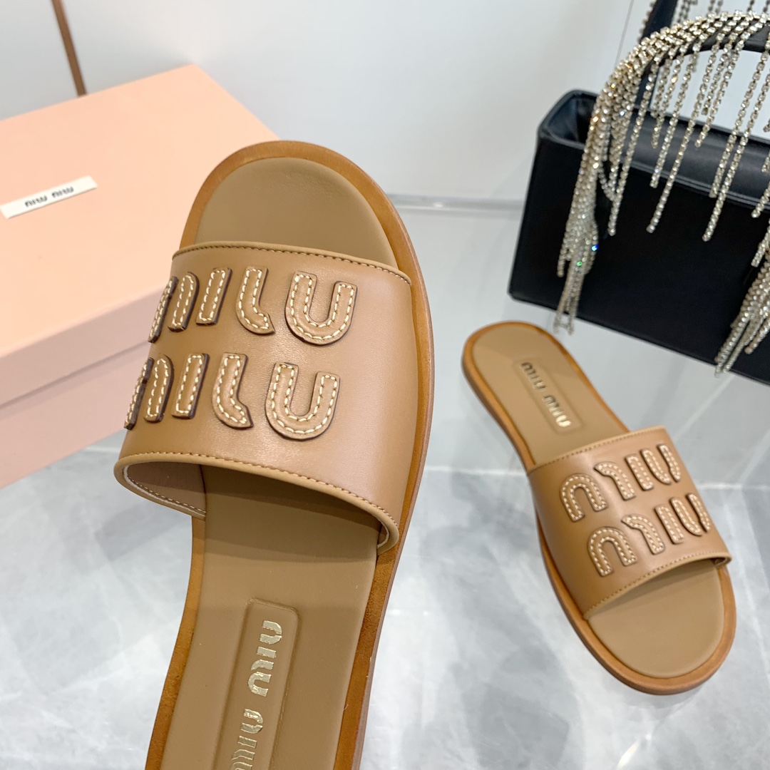P260代购级
Miu Miu2024春夏系列拉菲草编织皮质Logo半拖 Zp开发 

原版拆卸 对版 秒杀市面版本 Miu夏日风情 真的太少女啦！小羊皮超级软糯 喜欢可以冲了！

鞋面：拉菲草 （原版做法.原版走线）内里：牛皮 鞋底：原版高密度真皮大底➕真皮沿条

Size：35-42（40.41.42 定做不退换）