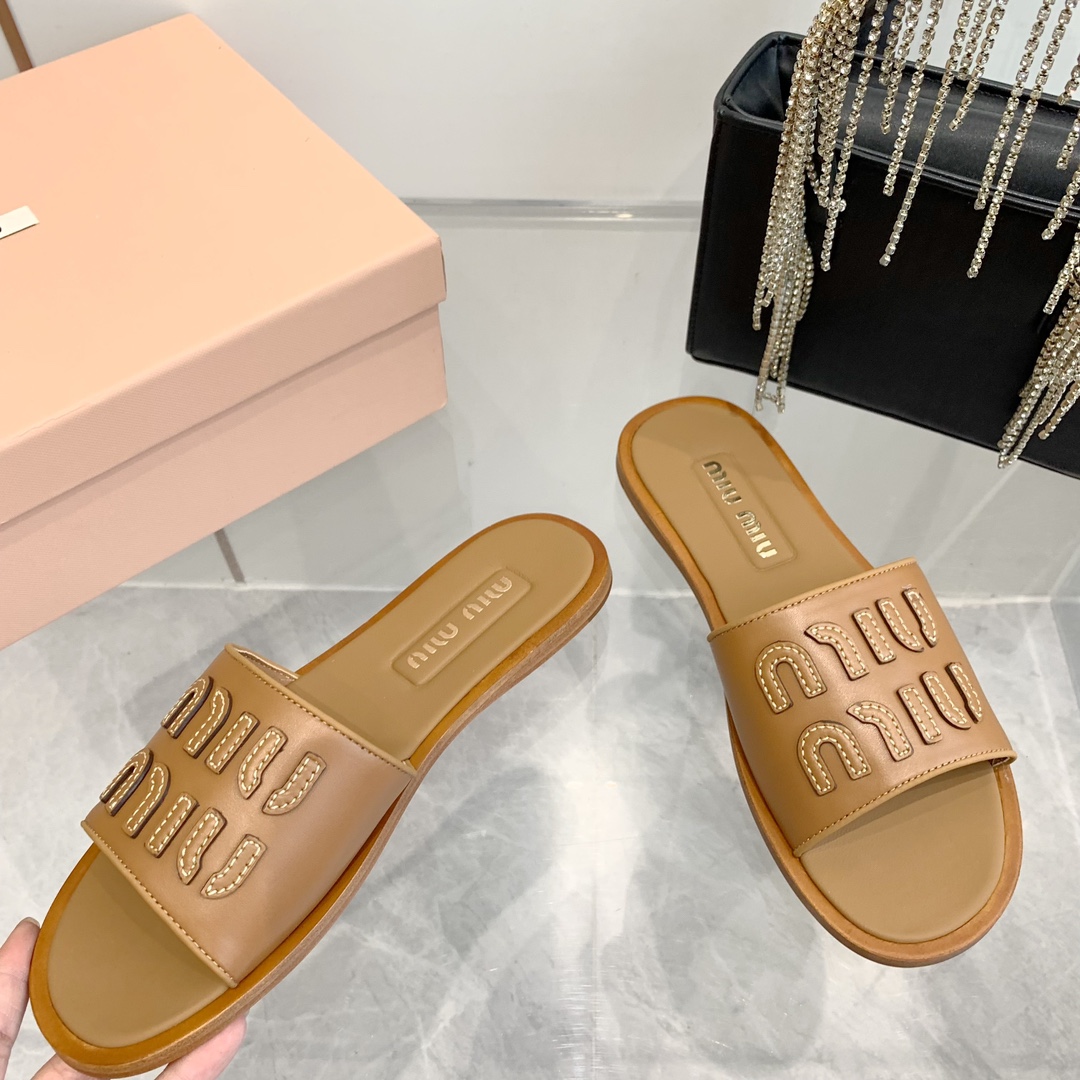 P260代购级
Miu Miu2024春夏系列拉菲草编织皮质Logo半拖 Zp开发 

原版拆卸 对版 秒杀市面版本 Miu夏日风情 真的太少女啦！小羊皮超级软糯 喜欢可以冲了！

鞋面：拉菲草 （原版做法.原版走线）内里：牛皮 鞋底：原版高密度真皮大底➕真皮沿条

Size：35-42（40.41.42 定做不退换）
