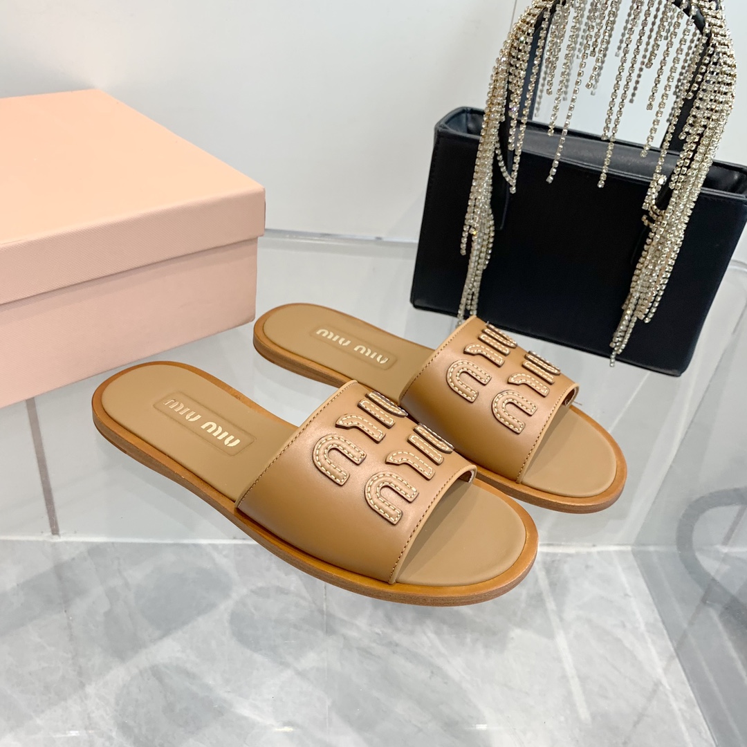 P260代购级
Miu Miu2024春夏系列拉菲草编织皮质Logo半拖 Zp开发 

原版拆卸 对版 秒杀市面版本 Miu夏日风情 真的太少女啦！小羊皮超级软糯 喜欢可以冲了！

鞋面：拉菲草 （原版做法.原版走线）内里：牛皮 鞋底：原版高密度真皮大底➕真皮沿条

Size：35-42（40.41.42 定做不退换）