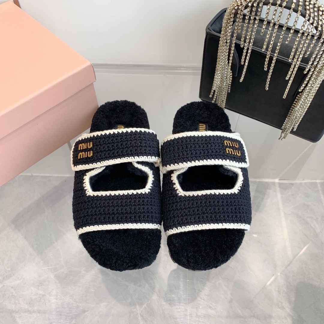NO:422527,MiuMiu two-belt Velcro, knitted, thick sole, flat sole, slippers > New autumn and winter slippers, the latest show style of Paris Fashion Week, retro and high-end, a new series of opening and opening, design and matching with different styles, original custom wool fabric, inner lining original custom wool inner lining outsole original mold-unslip large sole shoe size 35-39 (customized for 40), slippers, miumiu, sandals, slippers19860909MiuMiu缪缪两带魔术贴 编织 厚底 平底 拖鞋 >秋冬新款拖鞋凉鞋系列 巴黎时装周最新走秀款,复古高级,舒适度与时髦度并存的开挂全新系列,设计搭配不同风格需求 鞋面原版定制编织面料 内里原版定制羊毛内里大底原版开模防滑大底鞋码35-39（40定做）,拖鞋,miumiu,sandals,slippers,Women's Shoes