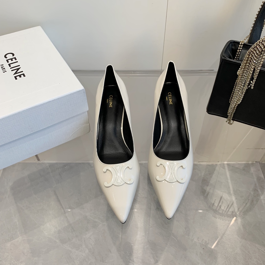 NO:232549,Calfskin Celine 25 spring and summer kitten heel, pointed toe style, soft exposed foot design, ankle strap. TRIOMPHE T-shaped strap design, equipped with metal TRIOMPHE iconic element strap, the foot is really super slim and super beautiful. C home specific exquisite Arc de Triomphe logo is good to see. The upper original calfskin inner/foot pad is top-grade mixed-bred sheepskin Italian cowhide sole Heel height 4.5cm Size 35-39 (40.41 customized), sandals single shoes, celine, chanel, sandals, cowhide, sheepskin19860909小牛皮 Celine 25春夏小猫跟,尖鞋头造型,柔美的露脚设计,脚踝绑带. TRIOMPHE T字绑带设计,配有金属 TRIOMPHE标志性元素绑带, 上脚真的超级显瘦超级美 C家特定的精致凯旋门logo 好看到爆 鞋面原版小牛皮 内里/垫脚采用顶级混种羊皮 意大利牛皮鞋底 跟高4.5cm 码数 35-39（40.41订做）,凉鞋单鞋,celine,chanel,sandals,cowhide,sheepskin,Women's Shoes