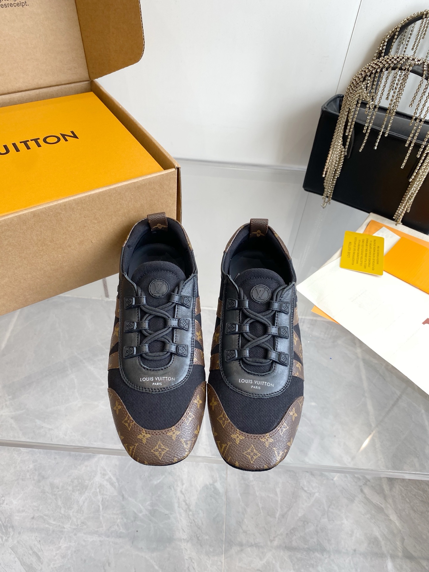 NO:421733,'Top Exclusive First Launch. With Aircraft Box) [Latest Color-blocking Casual Shoes] 2025 new LV sneakers, fashionable clothes are unveiled in 2025. This Footprint Soccer sneakers were first designed by Pharrell Williams for football. The shoes are inspired by football sport that spans generations and culture, echoing the theme of unity and participation of the 25 Spring and Summer Fashion Show. The shoes are known for their smooth design, with dynamic IV Initials logo on the sides, and the tongue is embellished with Lvers United badges inspired by the football team, and the sole of the footprint rubber sole is decorated with a variety of Louis Vuitton logos. Fabric: Original imported cowhide breathable net Inner: Original imported sheepskin breathable net Fighting pad: Original sheepskin injection molding pad Outsole: Original open mold TPU combination sole Packaging: Original latest packaging Size: 35-41 (customized for 40.41) Color: Synchronous update of official website, casual shoes/sports shoes, louis vuitton, louis vuitton, versace, sneakers, cowhide, sheepskin19860909《顶级独家首发.配飞机盒）【最新拼色休闲鞋】 2025年新款LV同款球鞋,穿上就是时髦精 这款 Footprint Soccer 运动鞋于2025春夏系列时装展中亮相,是Pharrell Williams 首次以足球鞋为灵感设计的运动鞋.鞋款的灵感来自跨越世代和文化的足球运动,呼应25春夏系列时装展团结一致、全民参与的主题.鞋款以流丽的设计著称,侧面以富动感的IV Initials标志点缀,鞋舌缀有灵感来自足球队伍的Lvers United徽章,而脚掌纹橡胶鞋底饰有多款路易威登标志. 面料:原版进口牛皮透气网 内里:原版进口羊皮透气网 垫脚:原版羊皮注塑成型垫 大底:原版开模TPU组合大底 包装:原版最新包装 码数:35-41（40.41定做） 颜色:官网同步更新,休闲鞋/运动鞋,louis vuitton,louis vuitton,versace,sneakers,cowhide,sheepskin,Women's Shoes