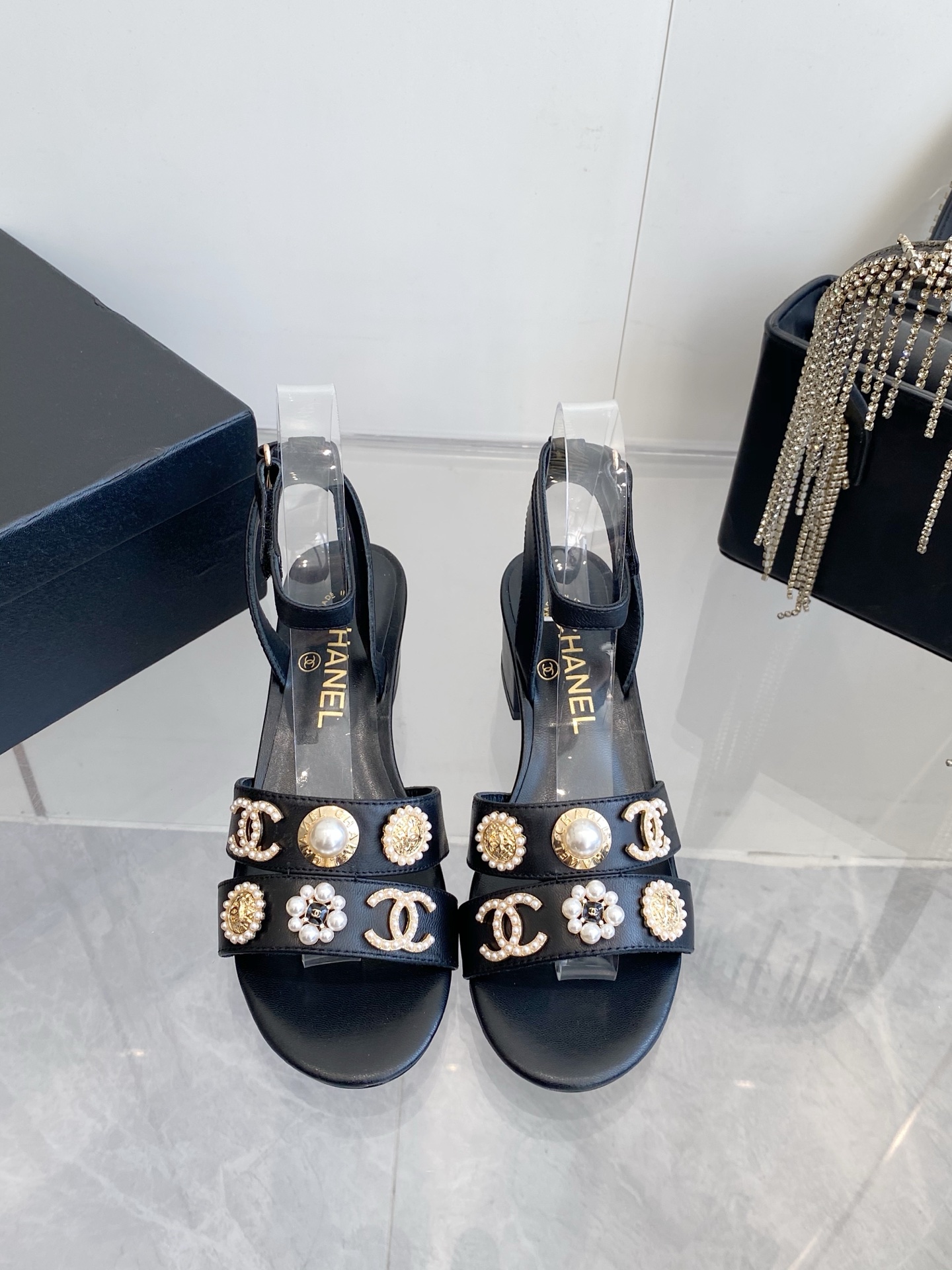 NO:422547,Xiang Grandma's Home Many celebrities are popular with the footsteps, a versatile series that domestic and foreign bloggers are popular with. A must-have for spring and summer wardrobe matching. The first choice for sandals. Diamond design Xiangjia exclusive upper sheepskin lining: imported crystal sheepskin lining, original mold-open custom leather sole shoe size: 35-39 (40, 41, custom made without return) Delivery luxury latest counter synchronous packaging, slippers sandals, chanel, sandals, slippers, sheepskin, Leather soles19860909香奶奶家 众多明星网红上脚,国内外博主刷爆的一个百搭系列,春夏衣橱搭配必备 凉拖首选.菱格设计香家专属 鞋面羊皮  内里: 进口水晶羊皮内里 大底原版开模定制真皮大底 鞋码: 35-39（40、41、定做不退换） 配送豪华最新专柜同步包装,拖鞋凉鞋,chanel,sandals,slippers,sheepskin,Leather soles,Women's Shoes