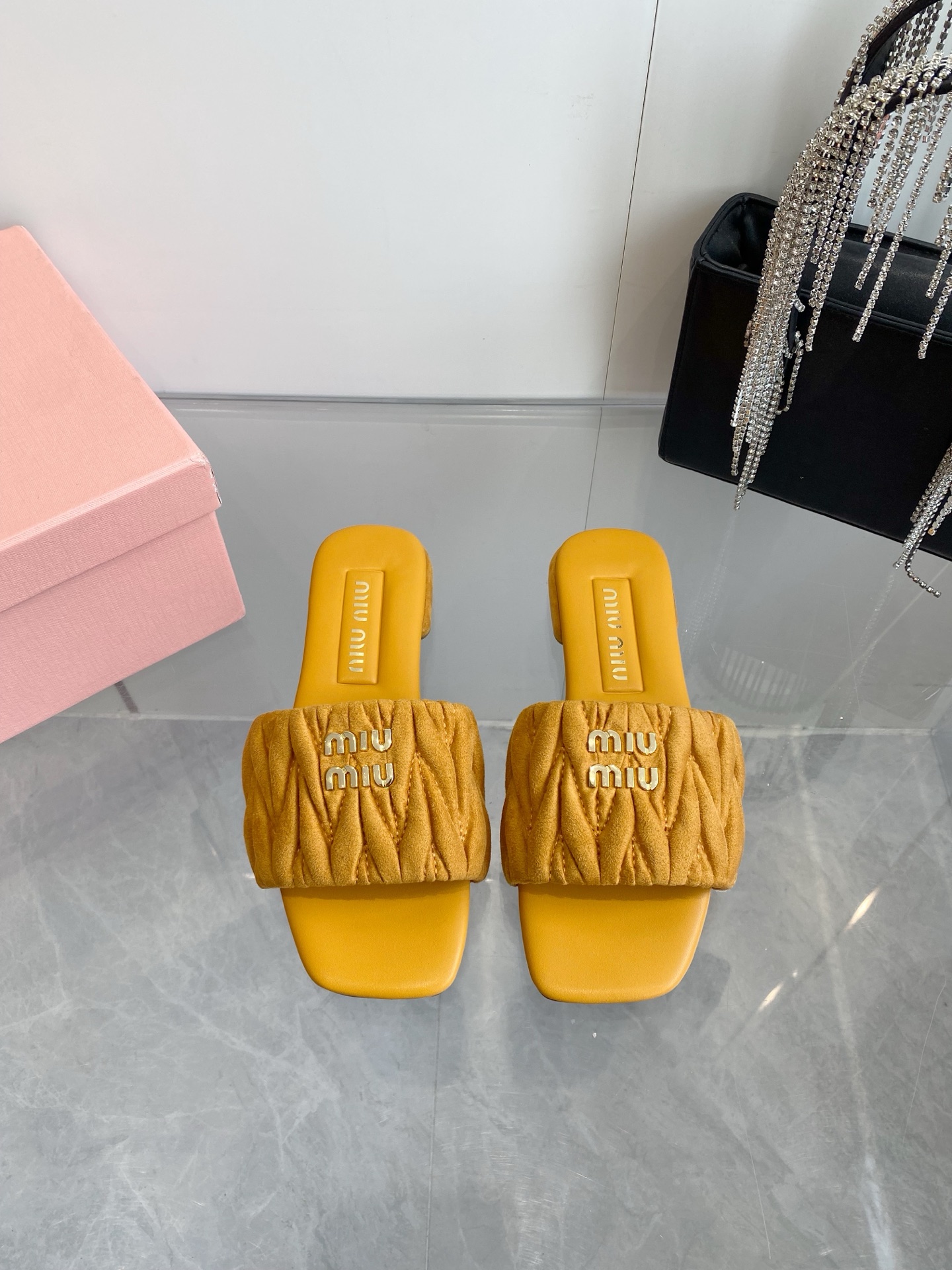 NO:459220,Miumi*ss Spring and Summer New Flat Lambskin Sandals and Slippers Top Version ——————————— Zp Development Original Disassembly, Rhombus, Snap, Snap, Snap, Snap, Snap, Snap, Snap, Snap, Snap, Snap, Snap, Snap, Snap, Snap, Snap, Snap, Snap, Snap, Snap, Snap, Snap, Snap, Snap, Snap, Snap, Snap, Snap, Snap, Snap, Snap, Snap, Snap, Snap, Snap, Snap, Snap, Snap, Snap, Snap, Snap, Snap, Snap, Snap, Snap, Snap, Snap, Snap, Snap, Snap, Snap, S  Super soft and glutinous, super comfortable!  Shoe face version diamond leather (metal logo) sole Italian leather outsole size 35-39 (customized for 40.41) 4 colors selection, slippers, miumiu, sandals, slippers, sheepskin, Leather soles19860909Miumi*ss春夏新款平底小羊皮凉鞋拖鞋 顶级版本  ————————— Zp开发 原版拆卸 对版菱格纹 秒杀市面普通版本,miumiu真的太少女啦！超级软糯 舒适度超高！ 鞋面对版菱格皮革（金属小logo） 鞋底意大利真皮大底 码数35-39（40.41定做） 4色选,拖鞋,miumiu,sandals,slippers,sheepskin,Leather soles,Women's Shoes