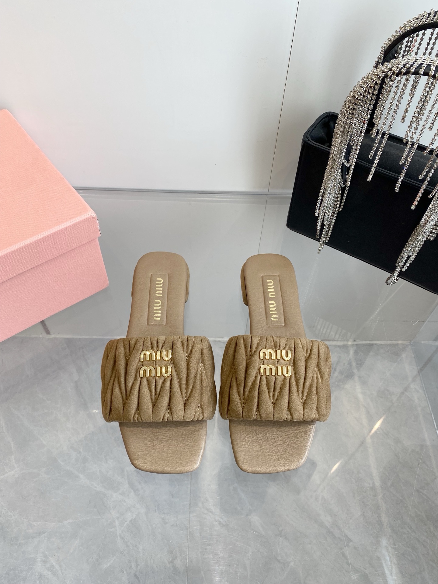 NO:459227,Miumi*ss Spring and Summer New Flat Lambskin Sandals and Slippers Top Version —————————— Zp Development Original Disassembly, Rhombus, Snap, Snap, Snap, Snap, Snap, Snap, Snap, Snap, Snap, Snap, Snap, Snap, Snap, Snap, Snap, Snap, Snap, Snap, Snap, Snap, Snap, Snap, Snap, Snap, Snap, Snap, Snap, Snap, Snap, Snap, Snap, Snap, Snap, Snap, Snap, Snap, Snap, Snap, Snap, Snap, Snap, Snap, Snap, Snap, Snap, Snap, Snap, Snap, Snap, Snap, Sn  Super soft and glutinous, super comfortable!  Shoe face version diamond leather (metal logo) sole Italian leather outsole size 35-39 (customized for 40.41) 5 colors selection, slippers, miumiu, sandals, slippers, sheepskin, Leather soles19860909Miumi*ss春夏新款平底小羊皮凉鞋拖鞋 顶级版本  ————————— Zp开发 原版拆卸 对版菱格纹 秒杀市面普通版本,miumiu真的太少女啦！超级软糯 舒适度超高！ 鞋面对版菱格皮革（金属小logo） 鞋底意大利真皮大底 码数35-39（40.41定做） 5色选,拖鞋,miumiu,sandals,slippers,sheepskin,Leather soles,Women's Shoes