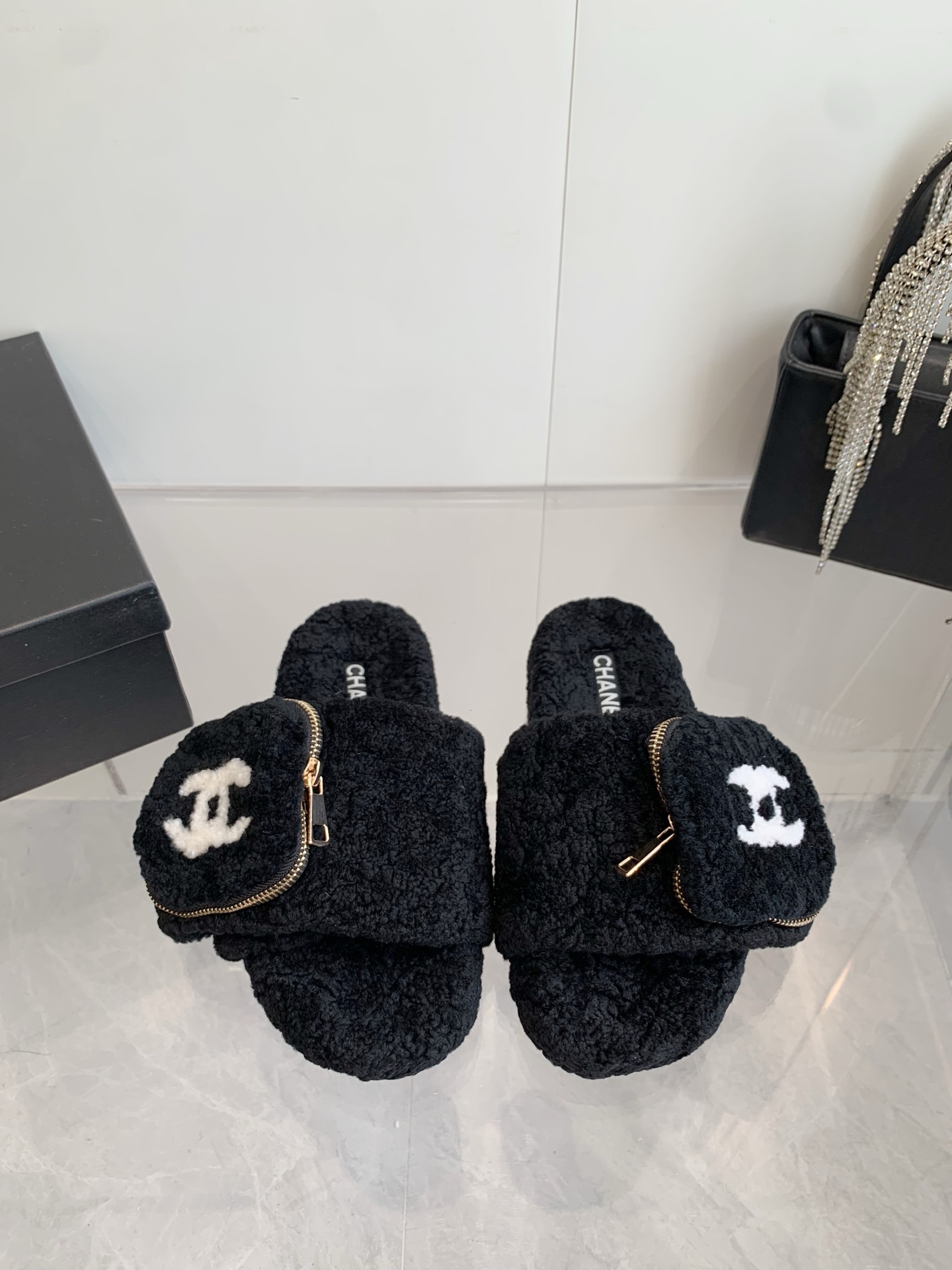 NO:459204,Xiaoxiang SS 2025 autumn and winter new model, top version, the latest model, the counter is mainly designed, Xiaoxiang small wallet and fur slippers, hard goods are new, BS purchasing level!  Full of high-end feeling!  A popular model from domestic and foreign bloggers, retro and fashionable, beautiful!  Official website main model★ ━━━━━━ t ━━━━━━━━━━━━━━━━━━━━━━━━━━━━━━━━━━━━━─ Original specific lamb wool inner lamb wool outsole original custom rubber non-slip sole high heel flat shoe size: 35-42, fur shoes slippers, slippers, wallets19860909小香SS 2025秋冬新款 顶级版本 专柜主打最新款 小香小钱包款毛毛拖鞋 硬货上新 BS代购级别！高级感十足！国内外博主刷爆的一款,复古又时髦上脚美炸了！官网主推款★ ━━━━━ t ━━━━━ 鞋面原版特定制羊羔毛 内里羊羔毛 大底原版定制橡胶防滑大底 跟高平底 鞋码: 35-42,毛毛鞋拖鞋,slippers,wallets,Women's Shoes