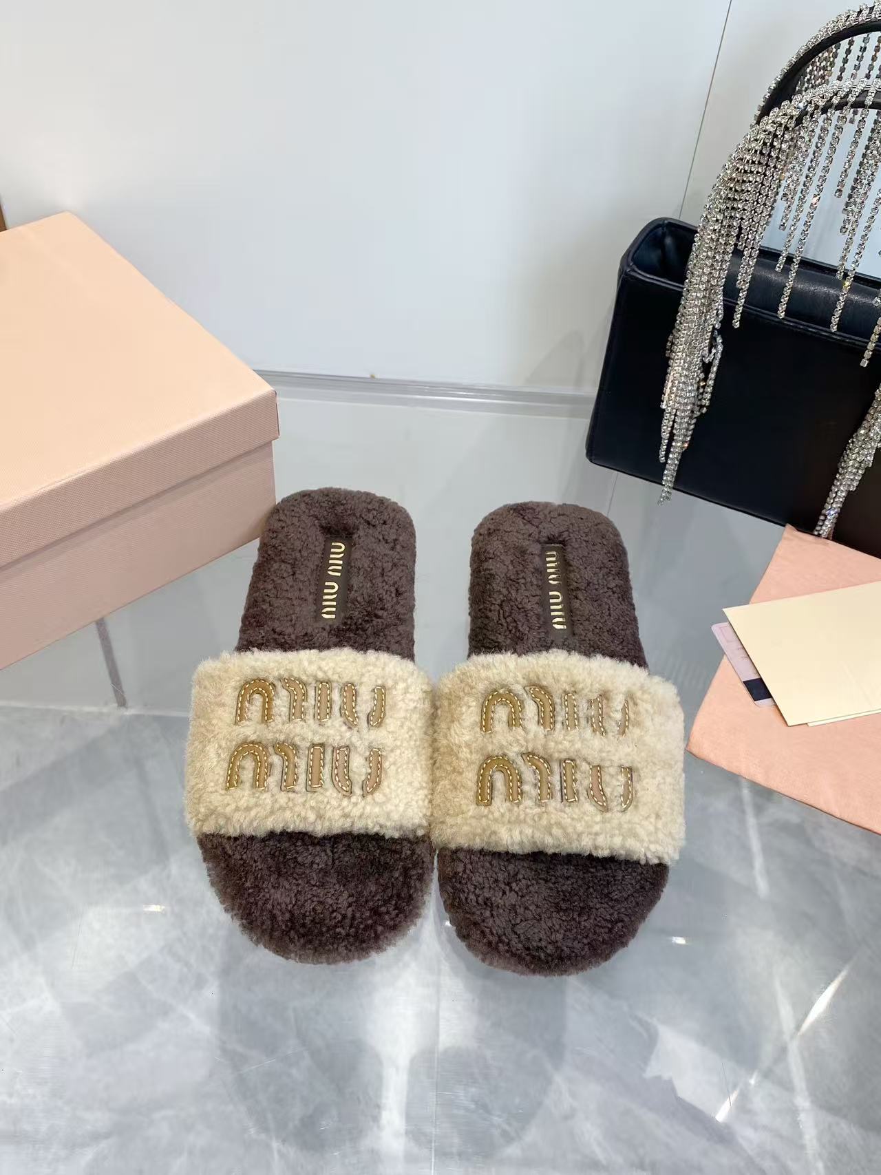 NO:577215,miumiu2025 new color wool slippers are made of top quality pure fur and lambswool! Mi super warm feeling, wearing it feels like stepping on clouds with classic letter decoration, exquisite and high-end! Let the value of this pair of hairy mops increase dramatically! The sole is an original molded non-slip rubber outsole, which is very easy to wear and does not slip, and the sole is extremely comfortable! Size 35-41 (40.41 customized), furry shoes and slippers, miumiu, slippers19860909miumiu2025新色羊毛拖鞋頂级品质纯皮毛一体羔羊毛打造！米超温暖的感觉,穿上仿佛踩在云朵上经典字母装饰,精致高级！让这双毛拖身价陡增！鞋底是原版开模的防滑橡胶大底,非常好穿不打滑,而且鞋底舒适度极佳！码数35-41（40.41定做）,毛毛鞋拖鞋,miumiu,slippers,Women's Shoes