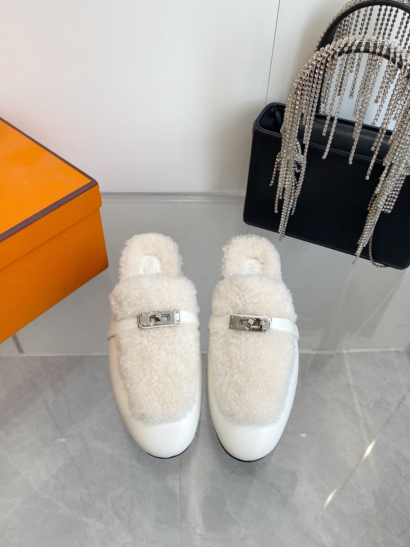 NO:560644,Hermès herme…s fw25new arrival~ H family 2025 autumn and winter high cashmere kelly half-slippers, good-looking, easy to wear and high-end, a must-have item for autumn and winter. Made of fur, original cowhide sole imported from Italy, top quality 35-42 (40, 41, 42, non-refundable, non-exchangeable), 3 color selections, half-slip fur shoes, hermes, hermes, cowhide19860909爱马仕herme…s fw25new arrival～ H家2025秋冬高羊绒kelly半拖 好看好穿还高级,秋冬决绝子单品 皮毛一体材质,原版意大利进口牛皮底 顶级精品35-42（40 41 42定不退不换)3色选,半拖毛毛鞋,hermes,hermes,cowhide,Women's Shoes
