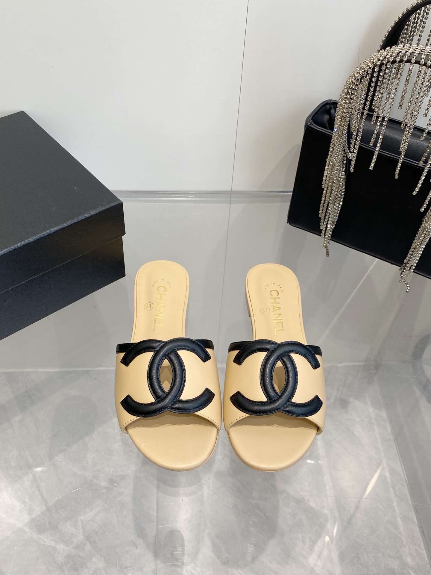 NO:782802,CHANE* | Xiaoxiang 26SS Large Double C Hollow Slippers Restart French elegance with a minimalist silhouette. The iconic large double C hollow design is neat and transparent, showing high-end texture under the light and shadow. It locks the essence of the brand at a glance. Made of fine leather, soft and fit to the feet. The flat bottom combines comfort and aura, making daily travel without burden. The neat lines modify the foot shape. The skin-exposed design is light and long, and can easily fit in skirts.  Pants and vacation style. Not deliberately flamboyant, but with a noble aura. Integrate Chanel's elegant style into every step. 26S limited aesthetics, low-key elegance, an exquisite footnote in the wardrobe that will never go out of style. Original custom-made sheepskin upper, imported sheepskin lining, outsole, genuine leather outsole imported from Italy  Size 35-39 (40/41/42 customized, non-returnable), slippers, chanel, chanel, slippers, skirts, sheepskin, Leather soles19860909CHANE* ｜小香26SS大双C镂空拖鞋 以极简轮廓重启法式优雅. 标志性大双C镂空设计 利落通透 光影下尽显高级质感 一眼锁定品牌精髓. 精选细腻皮革打造 柔软贴合脚面 平底兼顾舒适与气场 日常出行无负担. 利落线条修饰脚型 露肤设计轻盈显腿长 轻松适配裙装 裤装与度假造型. 不刻意张扬 却自带矜贵气场 将香奈儿的优雅格调融入每一步 26S限定美学,低调奢雅 是衣橱里永不过时的精致注脚. 鞋面原版定制羊皮 内里进口羊皮 大底意大利进口真皮大底 码数35-39（40/41/42定做不退换）,拖鞋,chanel,chanel,slippers,skirts,sheepskin,Leather soles,Women's Shoes