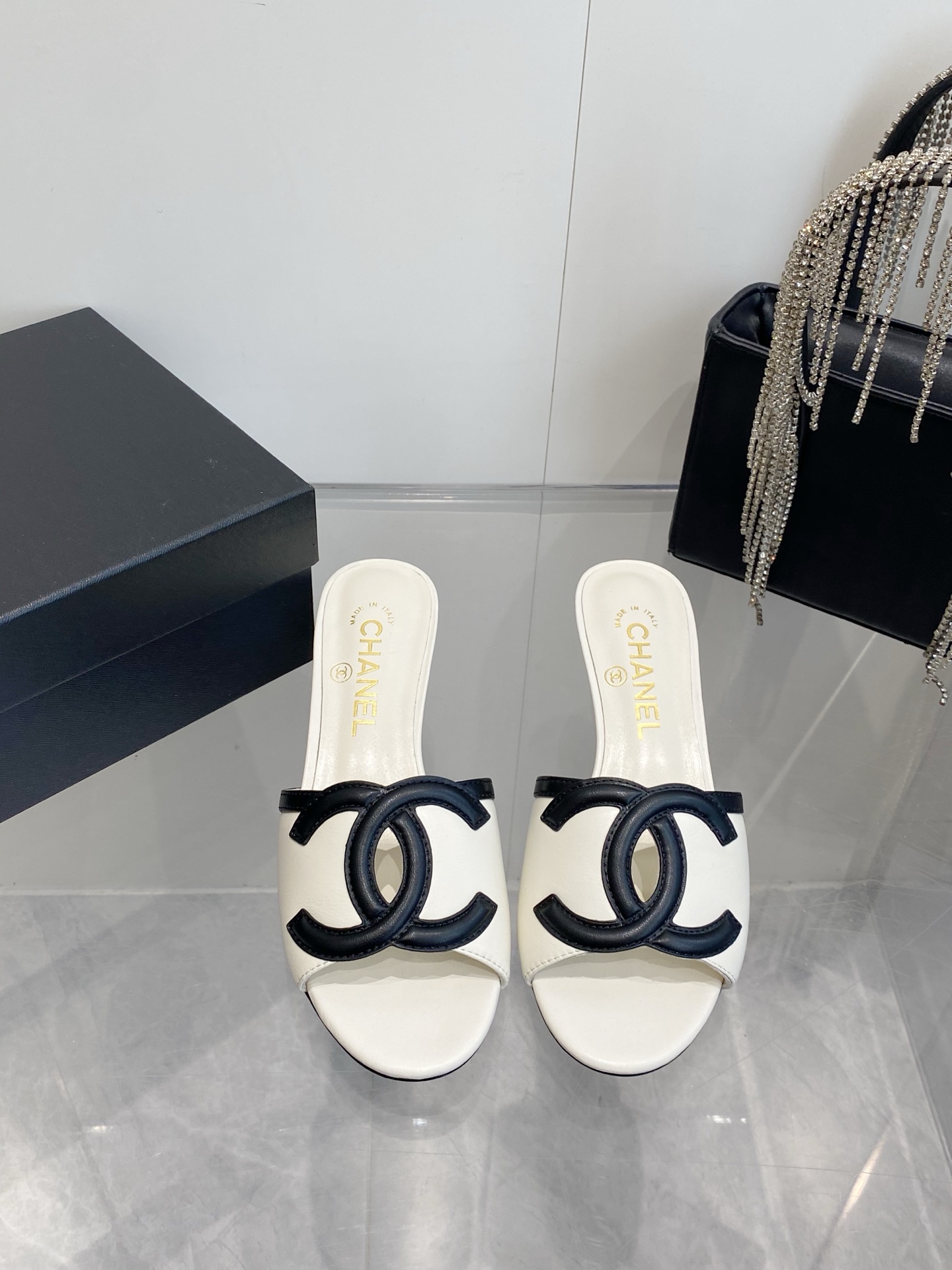 NO:782809,Flat bottom and high heel CHANE* | Xiaoxiang 26SS large double C hollow slippers restart French elegance with a minimalist silhouette. The iconic large double C hollow design is neat and transparent, showing high-end texture under light and shadow. It locks the essence of the brand at a glance. Made of fine leather, soft and suitable for the feet. The flat bottom combines comfort and aura, making daily travel hassle-free. Clean lines modify the foot shape, and the skin-exposing design is light and lengthens the legs.  Easily adapts to skirts, trousers and vacation styles. It is not deliberately flamboyant but has a noble aura. Integrate Chanel's elegant style into every step. 26S limited aesthetics, low-key elegance, is a timeless and exquisite footnote in the wardrobe. Original custom-made sheepskin upper, imported sheepskin lining, outsole imported from Italy, genuine leather outsole  Size 35-39 (40/41/42 customized, non-returnable), slippers, chanel, chanel, slippers, skirts, sheepskin, Leather soles19860909平底.高跟CHANE* ｜小香26SS大双C镂空拖鞋 以极简轮廓重启法式优雅. 标志性大双C镂空设计 利落通透 光影下尽显高级质感 一眼锁定品牌精髓. 精选细腻皮革打造 柔软贴合脚面 平底兼顾舒适与气场 日常出行无负担. 利落线条修饰脚型 露肤设计轻盈显腿长 轻松适配裙装 裤装与度假造型. 不刻意张扬 却自带矜贵气场 将香奈儿的优雅格调融入每一步 26S限定美学,低调奢雅 是衣橱里永不过时的精致注脚. 鞋面原版定制羊皮 内里进口羊皮 大底意大利进口真皮大底 码数35-39（40/41/42定做不退换）,拖鞋,chanel,chanel,slippers,skirts,sheepskin,Leather soles,Women's Shoes