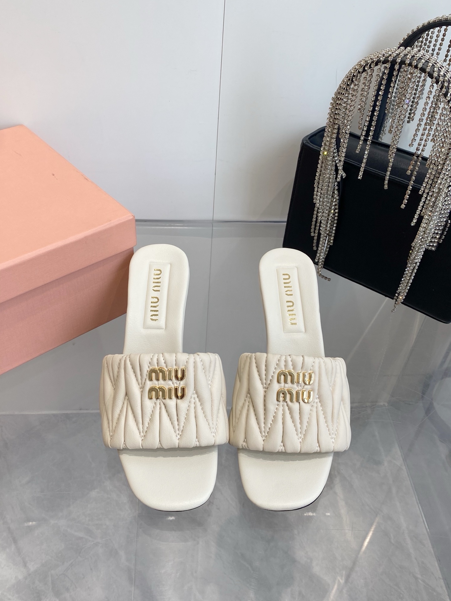 NO:782816,(The latest hot item in the exclusive counter) Miumi*2026ss new spring and summer flat lambskin sandals and slippers, top version —————————Zp development, original disassembly, matched version of rhombus pattern, killing the ordinary version on the market, miumiu is really too girly!  Lambskin is super soft and comfortable!  The upper is made of rhombus lambskin (small metal logo). The sole is originally developed for the heel. Italian genuine leather outsole, size 35-39 (40.41. Customized) (market currency welcome), slippers, miumiu, sandals, slippers, sheepskin, Leather soles19860909（独家专柜最新爆款）Miumi*2026ss春夏新款平底小羊皮凉鞋拖鞋 顶级版本  ————————— Zp开发 原版拆卸 对版菱格纹 秒杀市面普通版本,miumiu真的太少女啦！小羊皮超级软糯 舒适度超高！ 鞋面对版菱格小羊皮（金属小logo） 鞋底原版开发鞋跟.意大利真皮大底 码数35-39（40.41.定做）（欢迎市场通货）,拖鞋,miumiu,sandals,slippers,sheepskin,Leather soles,Women's Shoes