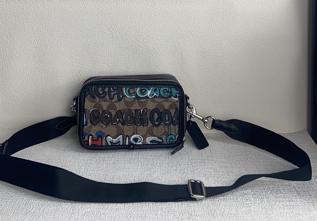 Coach COACH 九月新品CM116 Mint+Serf Signature我们在Mint+Serf设计的涂鸦底下叠加 Signature 印花 这个主题图案超酷