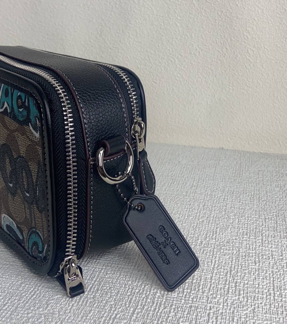 Coach COACH 九月新品CM116 Mint+Serf Signature我们在Mint+Serf设计的涂鸦底下叠加 Signature 印花 这个主题图案超酷