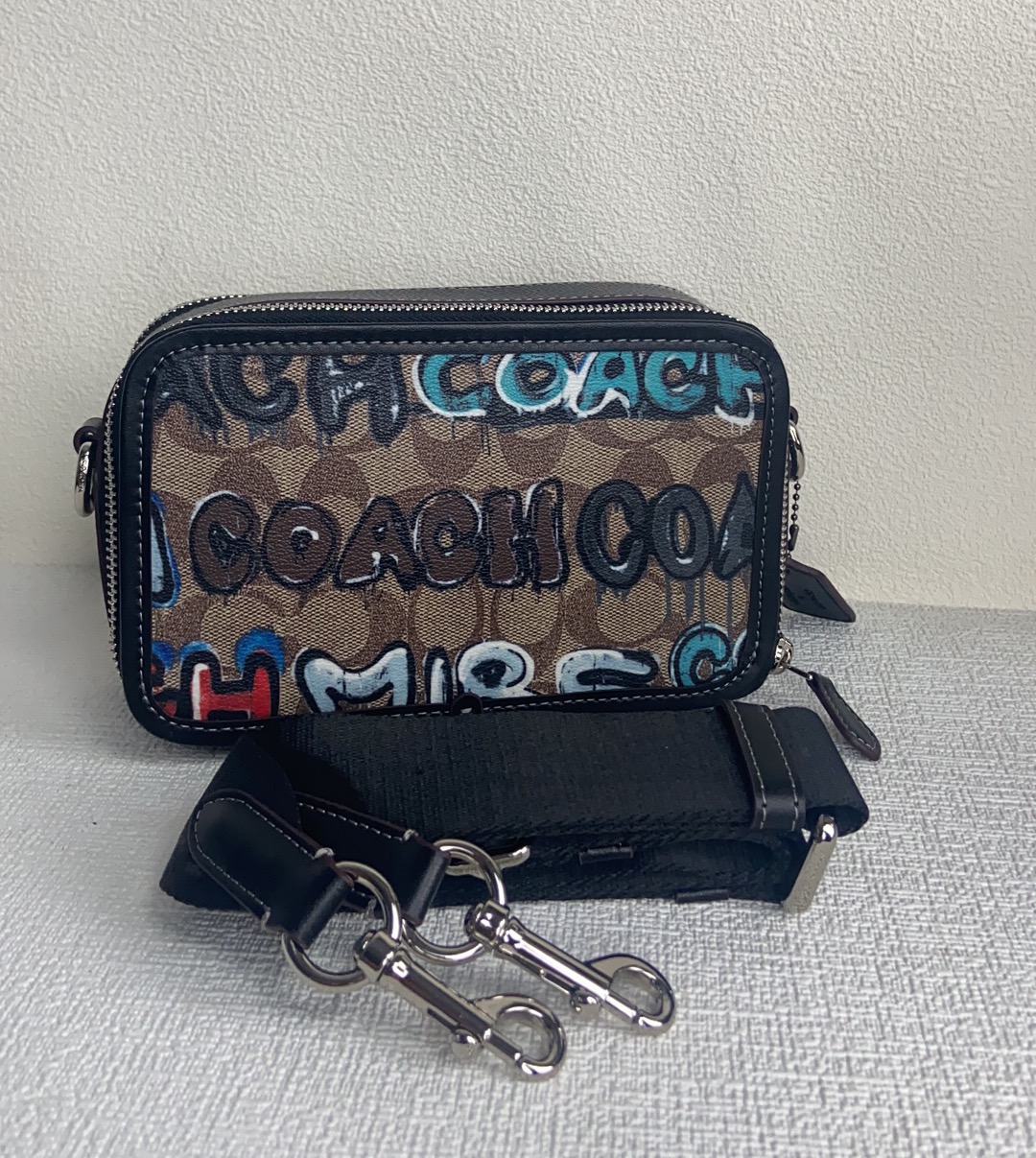 Coach COACH 九月新品CM116 Mint+Serf Signature我们在Mint+Serf设计的涂鸦底下叠加 Signature 印花 这个主题图案超酷