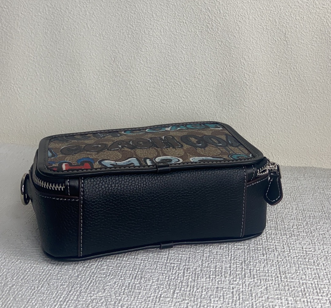Coach COACH 九月新品CM116 Mint+Serf Signature我们在Mint+Serf设计的涂鸦底下叠加 Signature 印花 这个主题图案超酷