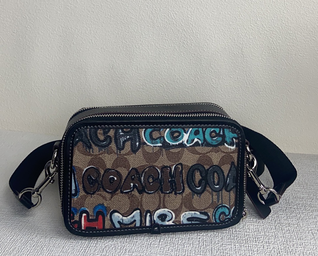Coach COACH 九月新品CM116 Mint+Serf Signature我们在Mint+Serf设计的涂鸦底下叠加 Signature 印花 这个主题图案超酷