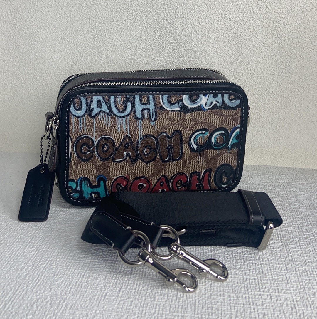 Coach COACH 九月新品CM116 Mint+Serf Signature我们在Mint+Serf设计的涂鸦底下叠加 Signature 印花 这个主题图案超酷