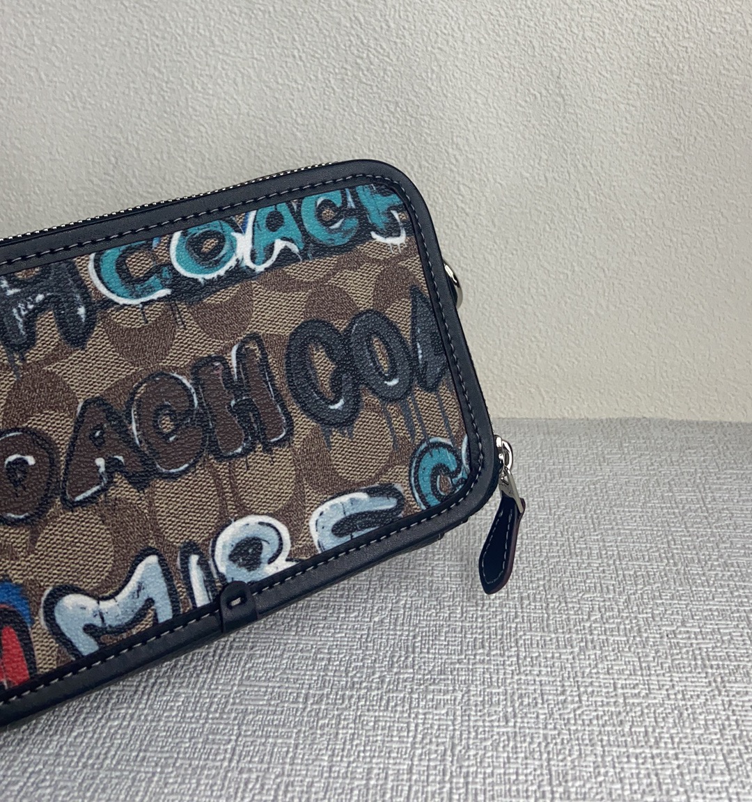 Coach COACH 九月新品CM116 Mint+Serf Signature我们在Mint+Serf设计的涂鸦底下叠加 Signature 印花 这个主题图案超酷