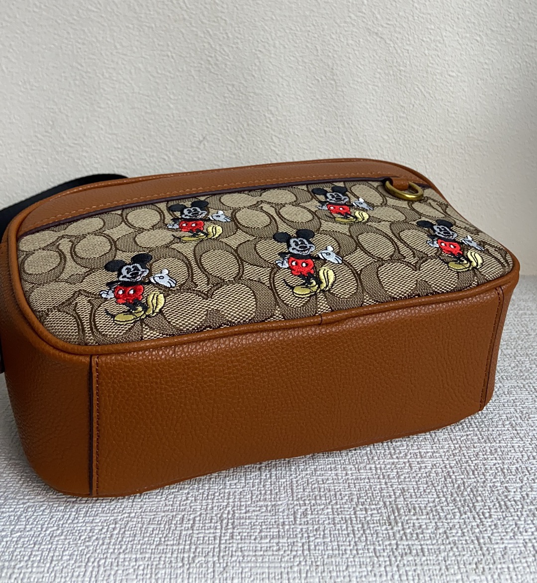 Coach 10月新品CL960 COACH X 迪士尼100周年马鞍色牛皮搭配 signature logo 立体刺绣更显个性质感拉满 米奇俏皮的动作