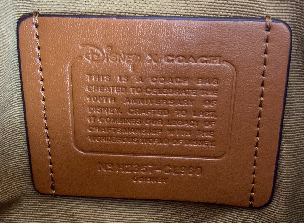 Coach 10月新品CL960 COACH X 迪士尼100周年马鞍色牛皮搭配 signature logo 立体刺绣更显个性质感拉满 米奇俏皮的动作