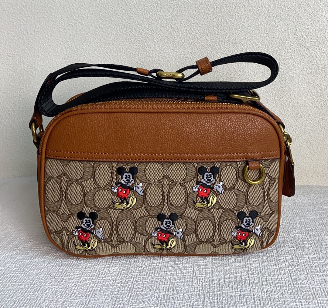 Coach 10月新品CL960 COACH X 迪士尼100周年马鞍色牛皮搭配 signature logo 立体刺绣更显个性质感拉满 米奇俏皮的动作