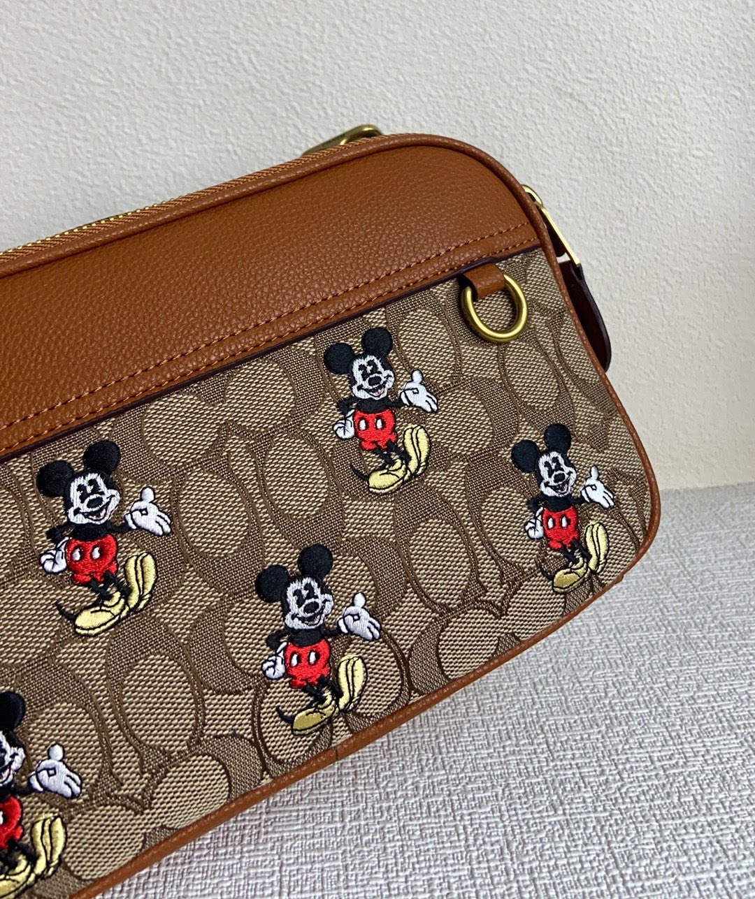 Coach 10月新品CL960 COACH X 迪士尼100周年马鞍色牛皮搭配 signature logo 立体刺绣更显个性质感拉满 米奇俏皮的动作