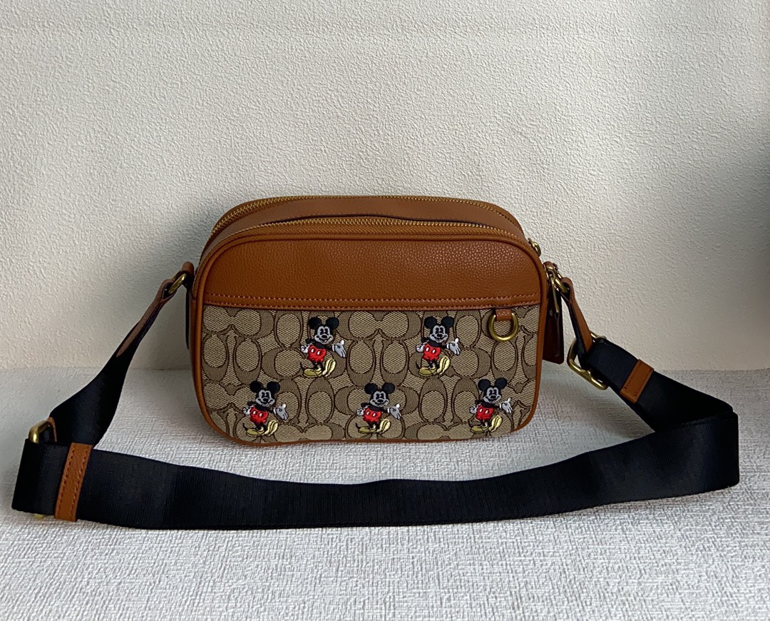 Coach 10月新品CL960 COACH X 迪士尼100周年马鞍色牛皮搭配 signature logo 立体刺绣更显个性质感拉满 米奇俏皮的动作