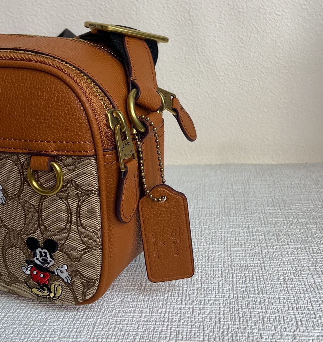 Coach 10月新品CL960 COACH X 迪士尼100周年马鞍色牛皮搭配 signature logo 立体刺绣更显个性质感拉满 米奇俏皮的动作