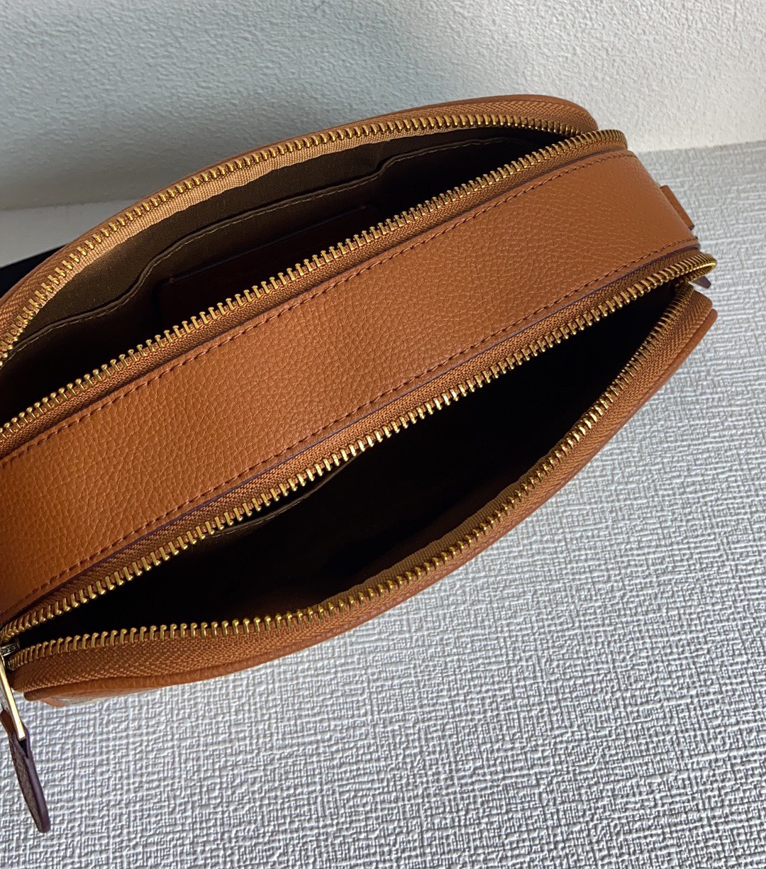 Coach 10月新品CL960 COACH X 迪士尼100周年马鞍色牛皮搭配 signature logo 立体刺绣更显个性质感拉满 米奇俏皮的动作