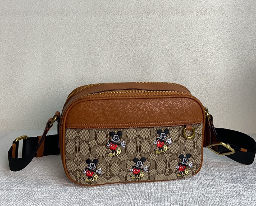 Coach 10月新品CL960 COACH X 迪士尼100周年马鞍色牛皮搭配 signature logo 立体刺绣更显个性质感拉满 米奇俏皮的动作
