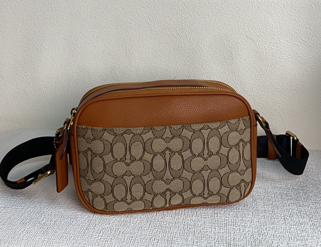 Coach 10月新品CL960 COACH X 迪士尼100周年马鞍色牛皮搭配 signature logo 立体刺绣更显个性质感拉满 米奇俏皮的动作