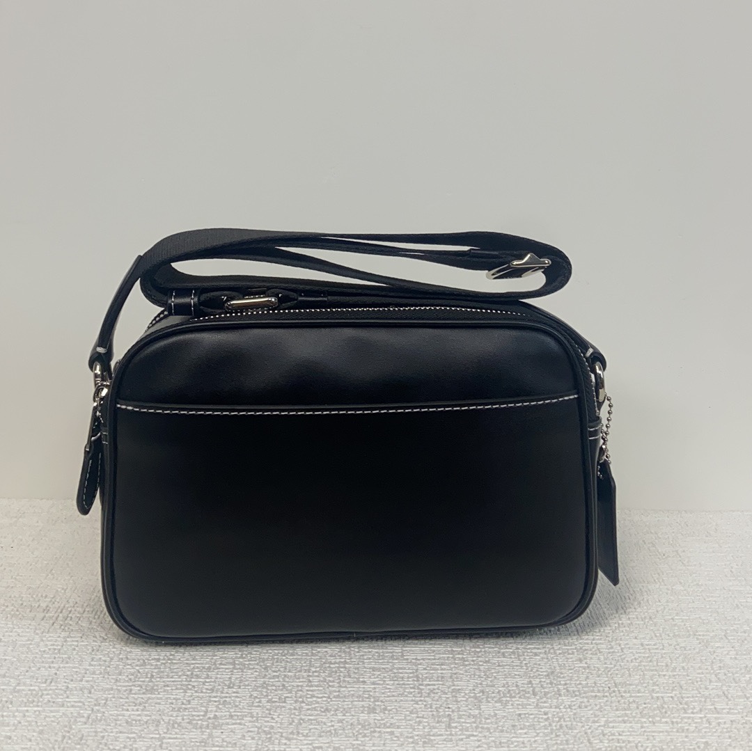 Coach COA*H C 蔻家2024年1月新品 Graham男士相机包此款包采用的是人造革配牛皮革内置多功能袋 双拉链开合织物衬里 23cm(长)15cm(高)7cm宽