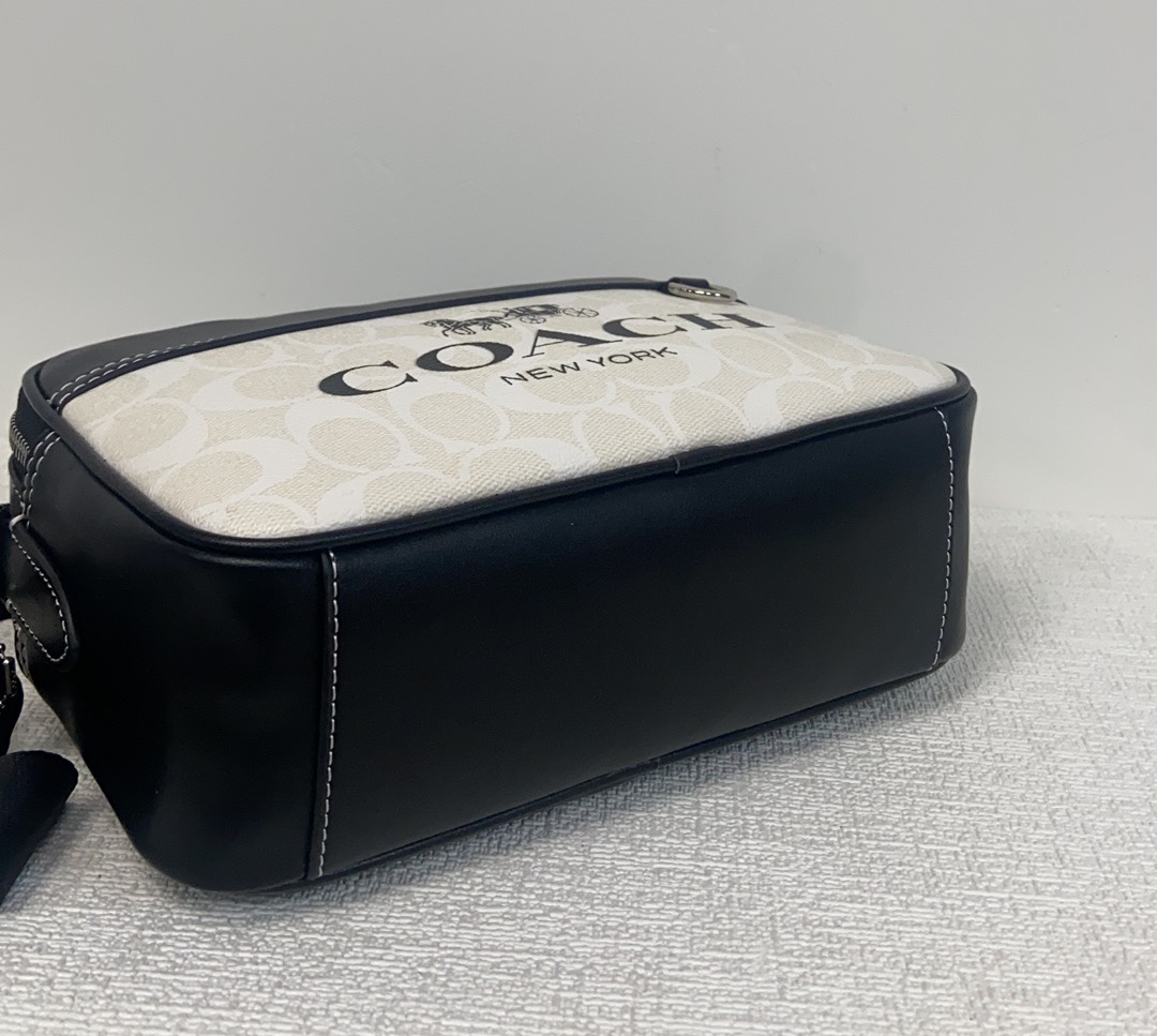 Coach COA*H C 蔻家2024年1月新品 Graham男士相机包此款包采用的是人造革配牛皮革内置多功能袋 双拉链开合织物衬里 23cm(长)15cm(高)7cm宽