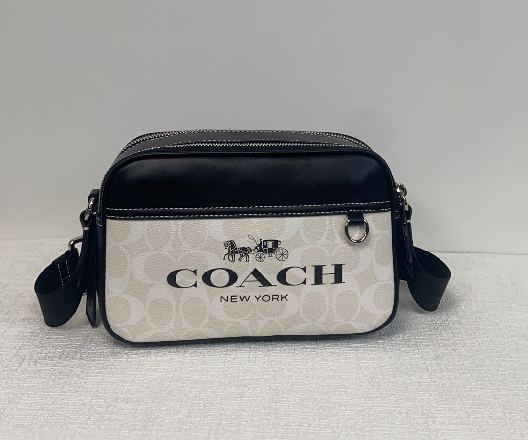 Coach COA*H C 蔻家2024年1月新品 Graham男士相机包此款包采用的是人造革配牛皮革内置多功能袋 双拉链开合织物衬里 23cm(长)15cm(高)7cm宽